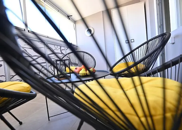 Sunny Downtown Apartment