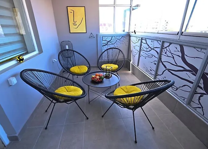 Sunny Downtown Apartment *